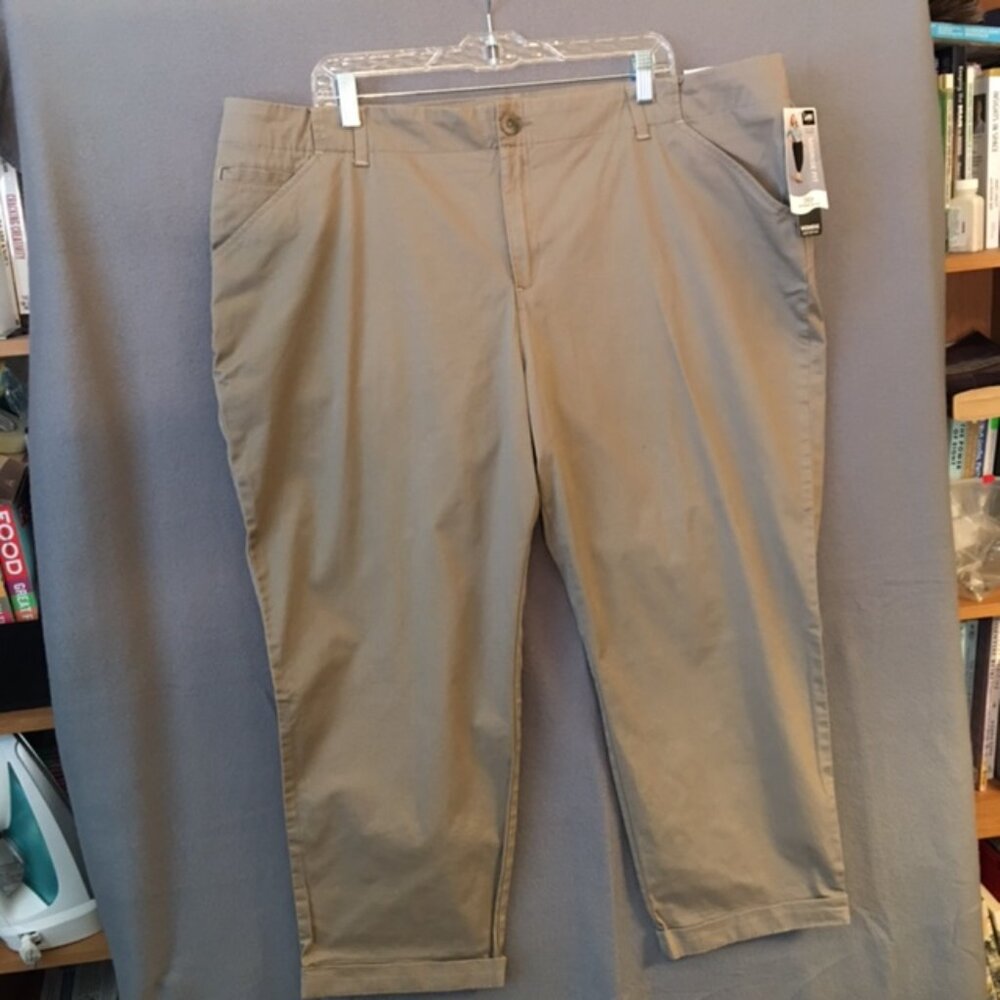 NWT Lee Relaxed Fit cropped pants - khaki colored - 20W - brand new